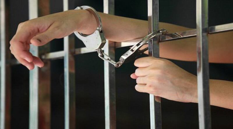 القبض على امرأة مشتبه بها في قضية قتل