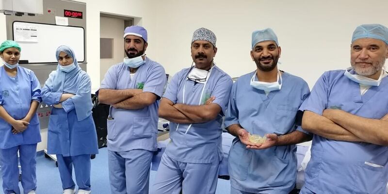 طبيب عماني يوضح حول عملية أُجريت لأول مرة في مستشفى عبري