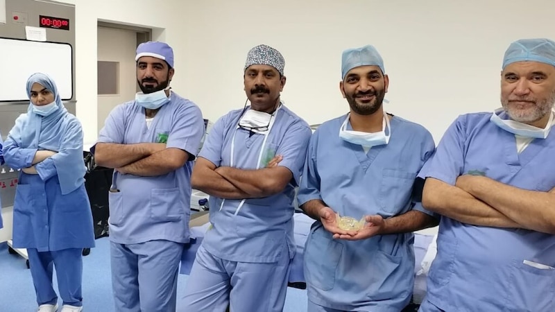 طبيب عماني يوضح حول عملية أُجريت لأول مرة في مستشفى عبري