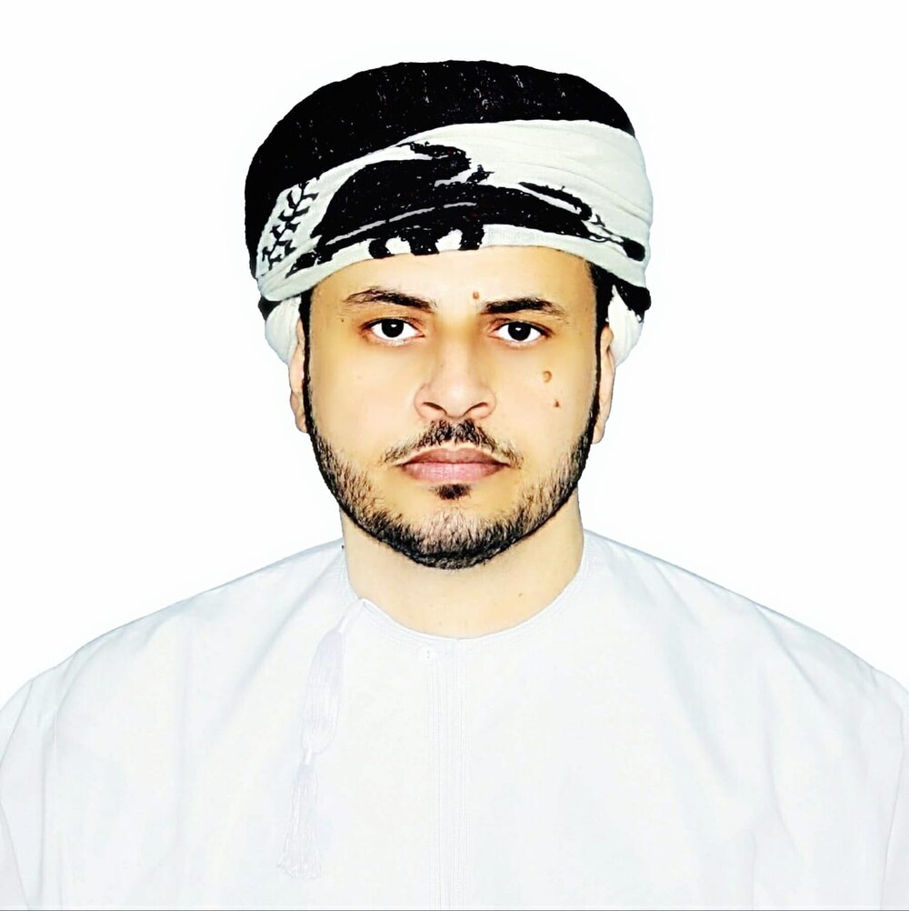 “المشتغلون بالتاريخ”: الباحث العُماني الذي ترك التخصص المتخرج منه ليتفرغ لـ “عشقه”