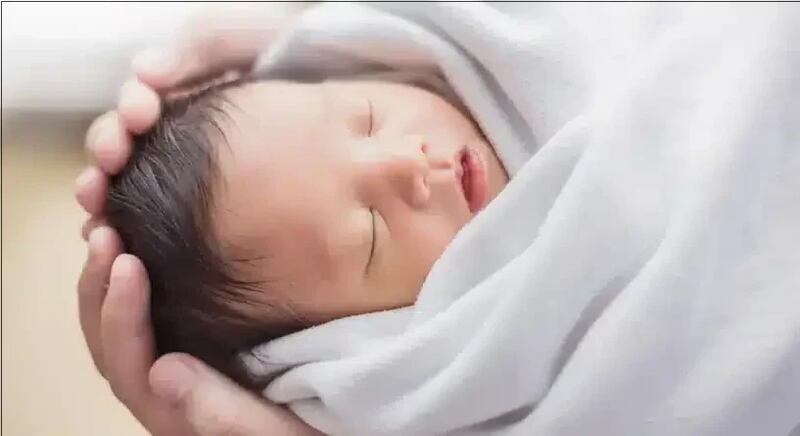 هل لاحظت رأس طفلك الرضيع مُسطحًا؟ إليك ما ينبغي معرفته عن هذه الحالة