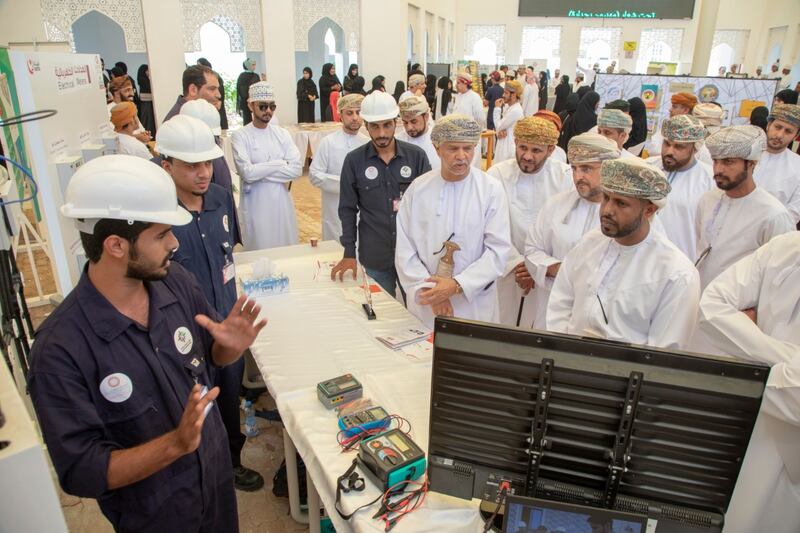 إقبال على ركن ظفار للطاقة في معرض “مهنيون بجدارة”