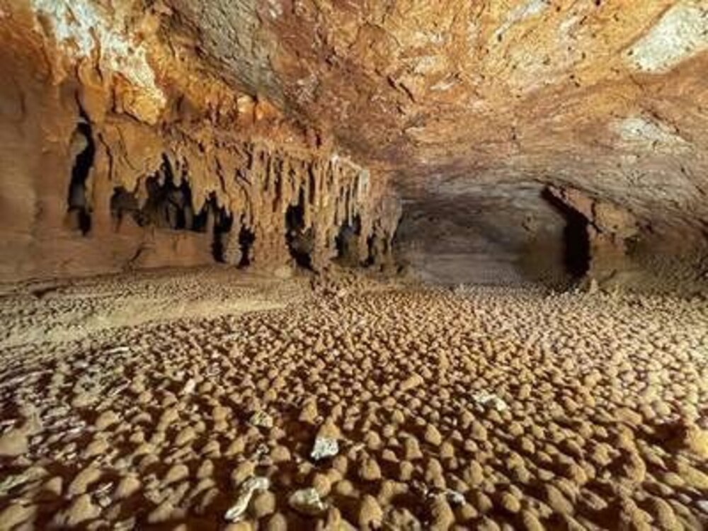 صحيفة ذا ناشيونال: الكهف الجديد في الجبل الأخضر يزيد آمال انتعاش السياحة في سلطنة عمان
