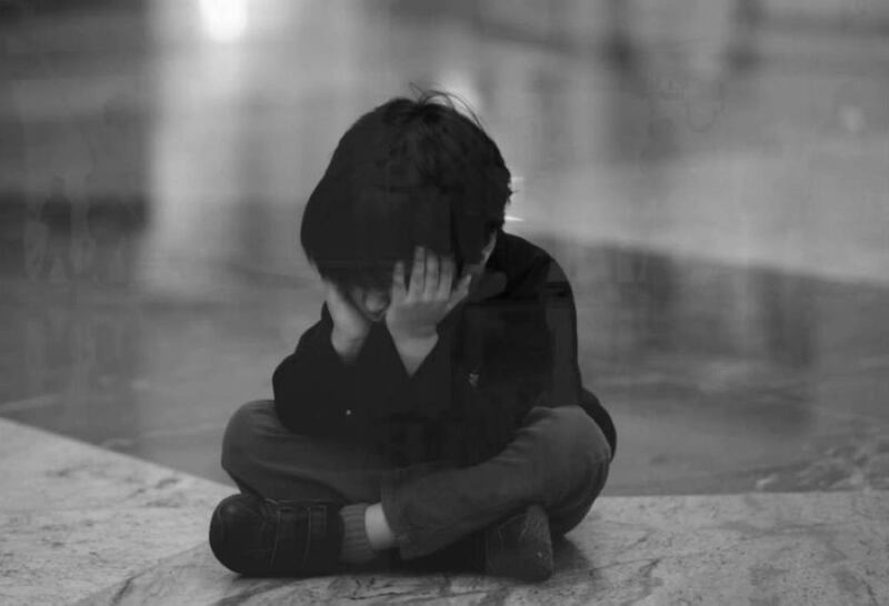 يأكلون من عند الجيران وتتركهم لوحدهم: أم تُهمِل أطفالها وبلاغ يكشفها