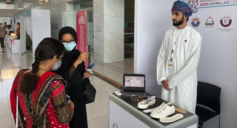 9 طلاب عمانيين يبتكرون حذاءً يتنبأ بمضاعفات مرض السكري