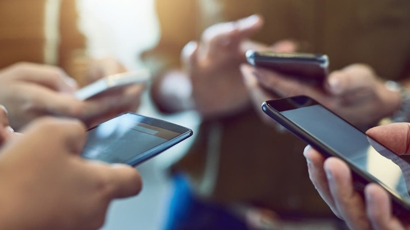 بالأرقام: اشتراكات الهواتف المتنقلة تنخفض