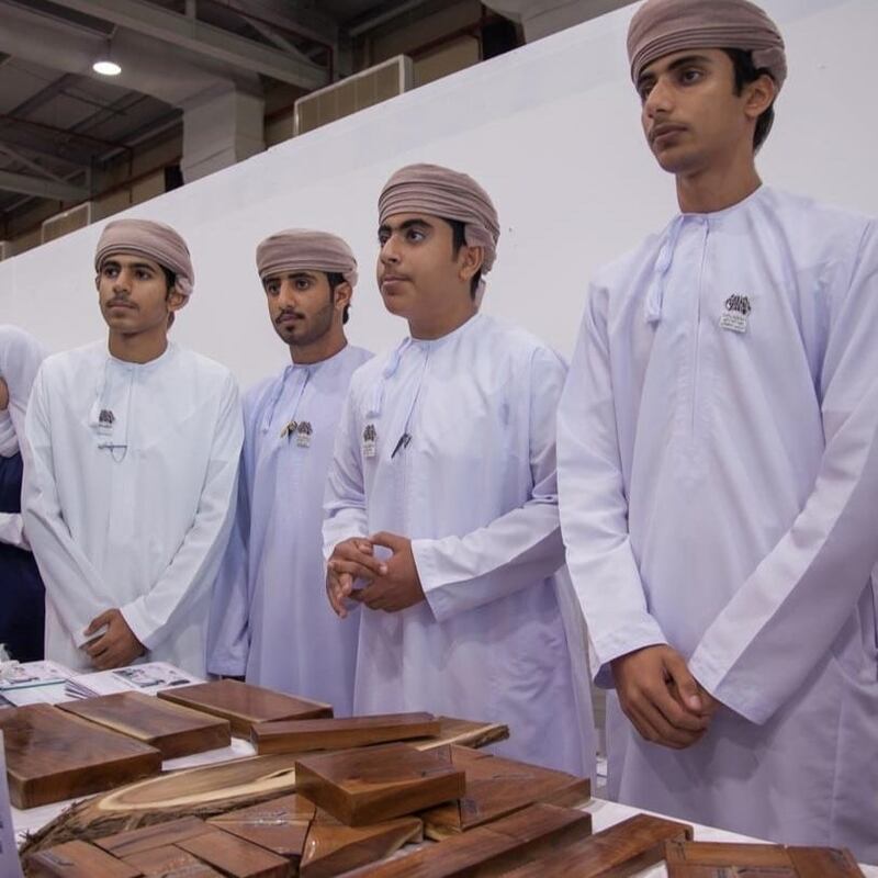 شركة طلابية تنتج صناعات خشبية من أشجار المسكيت