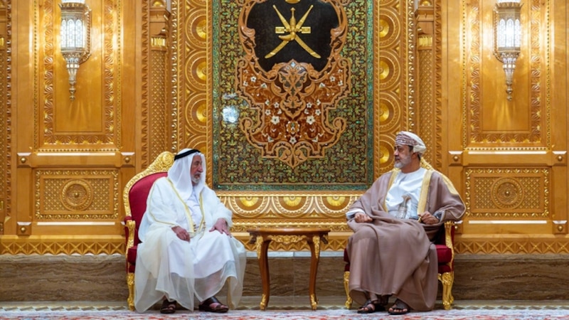 بالصور: جلالة السلطان المعظم يستقبل حاكم الشارقة