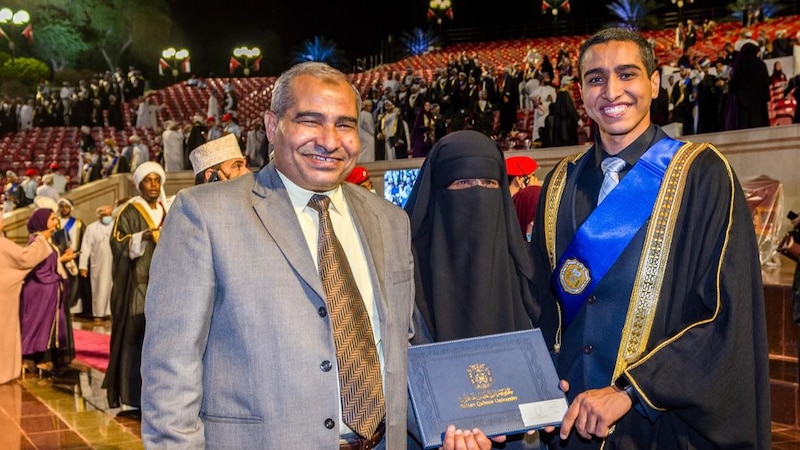 تخرّج “الأول” من جامعة السلطان قابوس ويواصل طموحه بدراسة لغة “غوته”