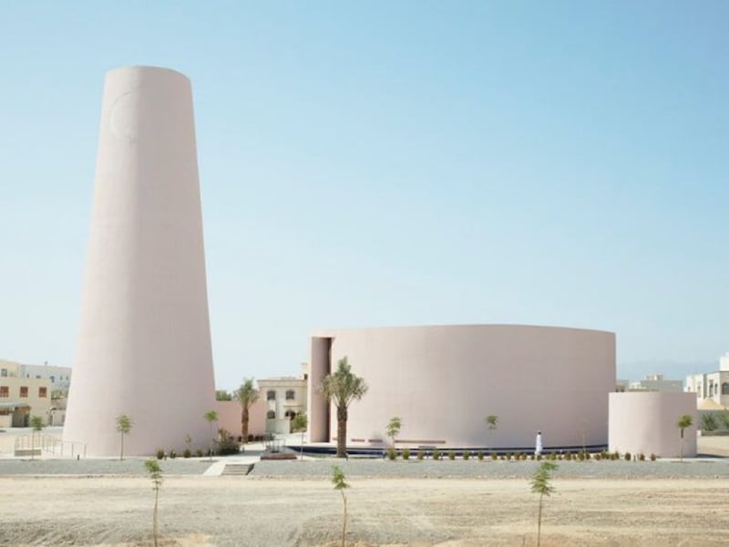 مسجد عُماني وُصِف بـ “أعجوبة الضوء”؛ إليك هذه المعلومات عنه