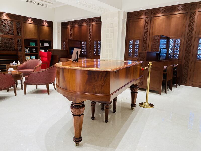 من مقتنيات السلطان قابوس بن سعيد: صور ومعلومات عن بيانو في دار الأوبرا السلطانية