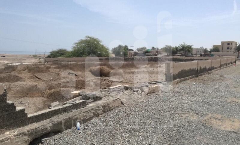 شاحنة تستبيح حرمات مقبرة بصحم.. والأهالي يشتكون