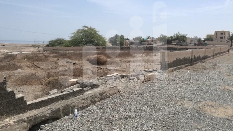 شاحنة تستبيح حرمات مقبرة بصحم.. والأهالي يشتكون