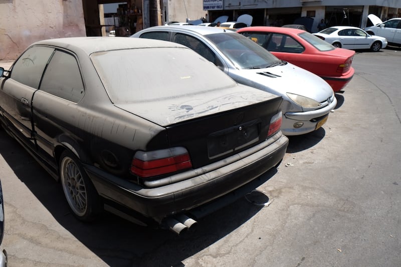 سحب “سيارات مُهملة”.. وبلدية مسقط توضح الغرامات على مالكيها