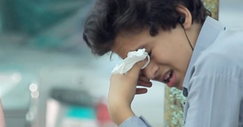 مشهد حقيقي آخر في مسقط: طفل مرمي يستنجد بالمارة وأبوه يرفض تدخل الجيران