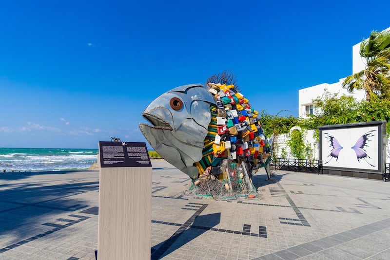 “مُجسّم السمكة” يوجّه رسالة ويُشير إلى مشكلة متراكمة