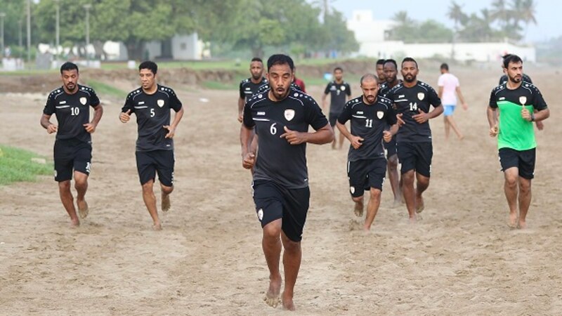 بالصور: استعدادًا لكأس العالم.. أحمر الشواطئ يبدأ معسكر مسقط