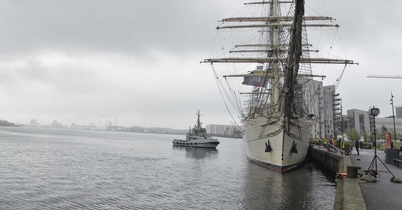 حاملةً رسالة عمانية سامية: “شباب عُمان الثانية” ترسو في محطة جديدة