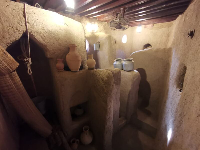 بالصور: عُمانية تُحوّل منزل أسرتها القديم إلى مَعلَمٍ زوّارُه من داخل السلطنة وخارجها