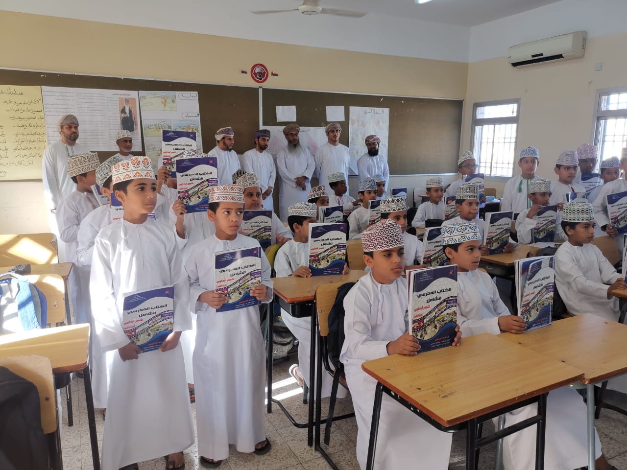 مدرسة تُقدِّم حلًا لثقل الحقيبة المدرسية.. ومديرها يوضحه