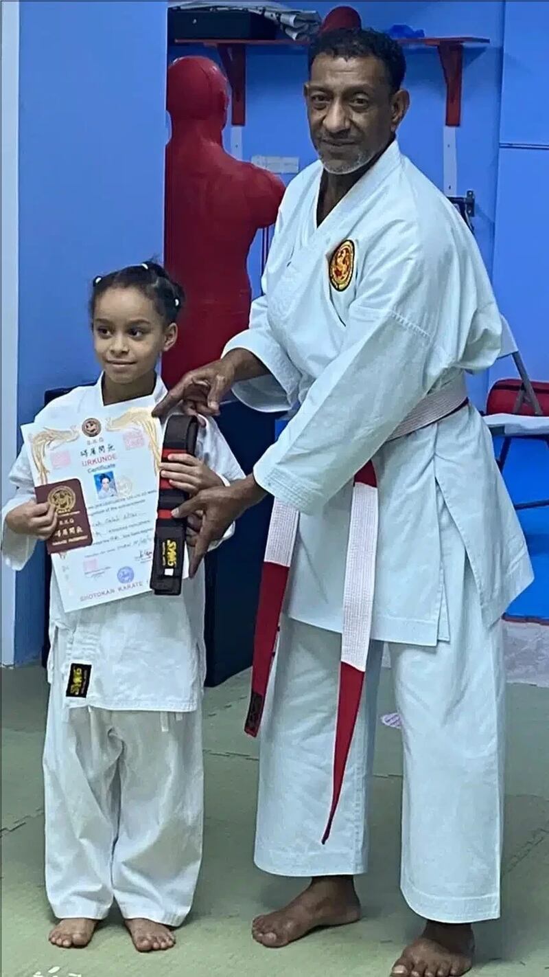 الطفلة سميرة: بطلة عمانية جديدة في رياضة الكاراتيه