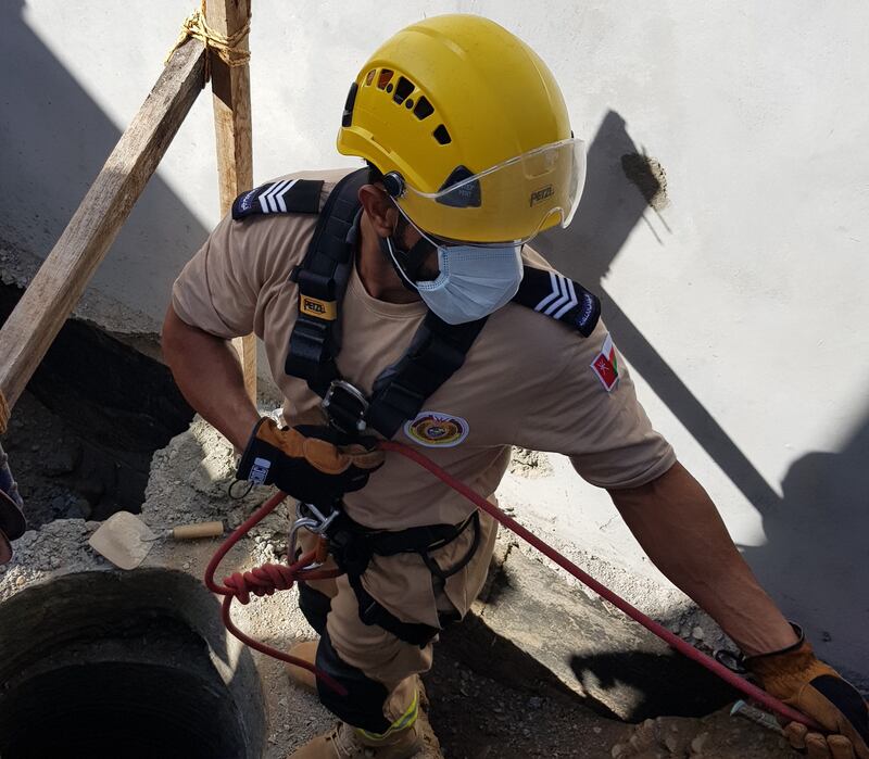 في الخوض: انهيار أتربة على عامل والدفاع المدني ينشر التفاصيل