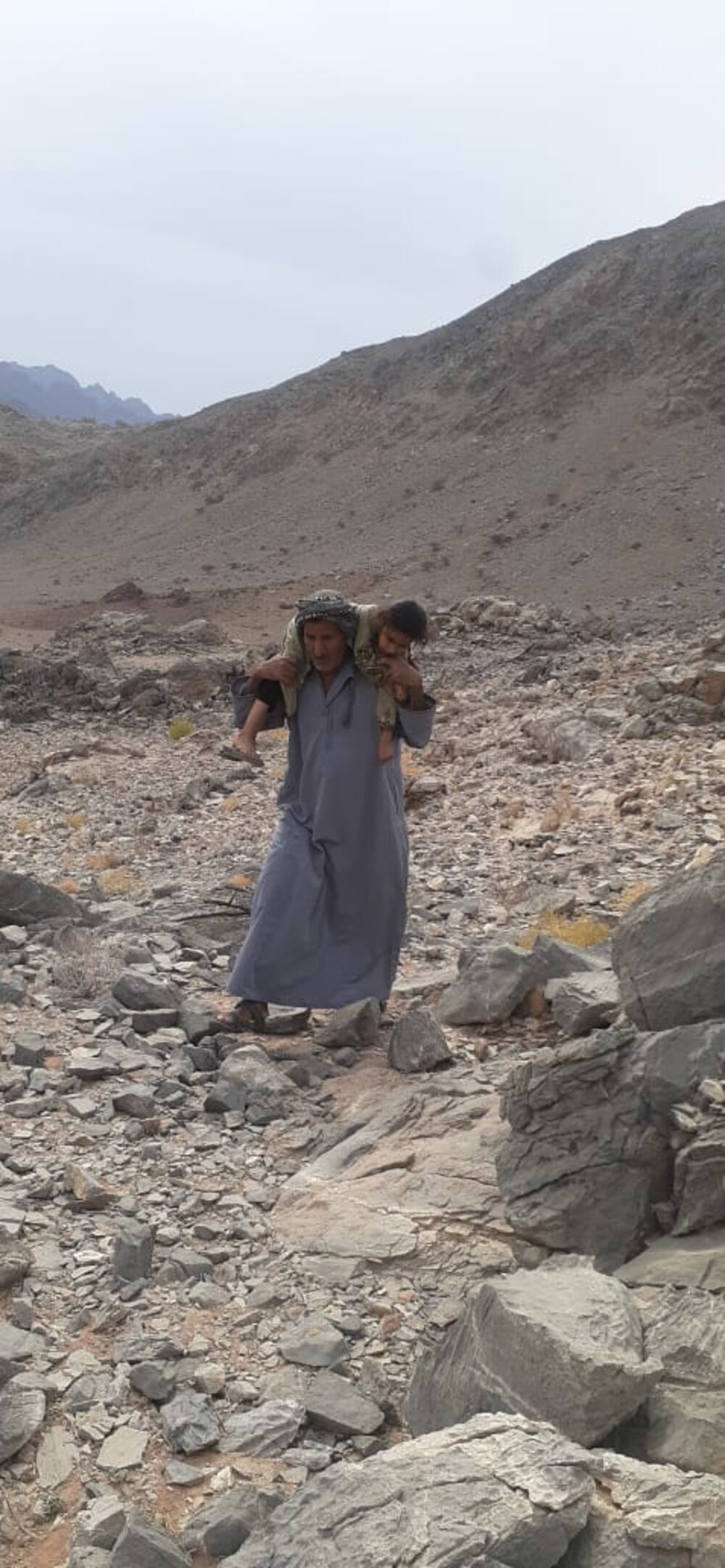 نموذجٌ للتكاتف المجتمعي: أهالي “تماه” يشقّون طريقًا انتظروه أكثر من 40 عامًا
