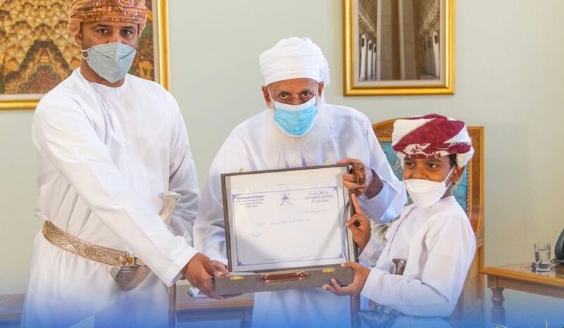 بالصور: سماحة الشيخ المفتي يكرم طفلا حفظ القرآن كاملا