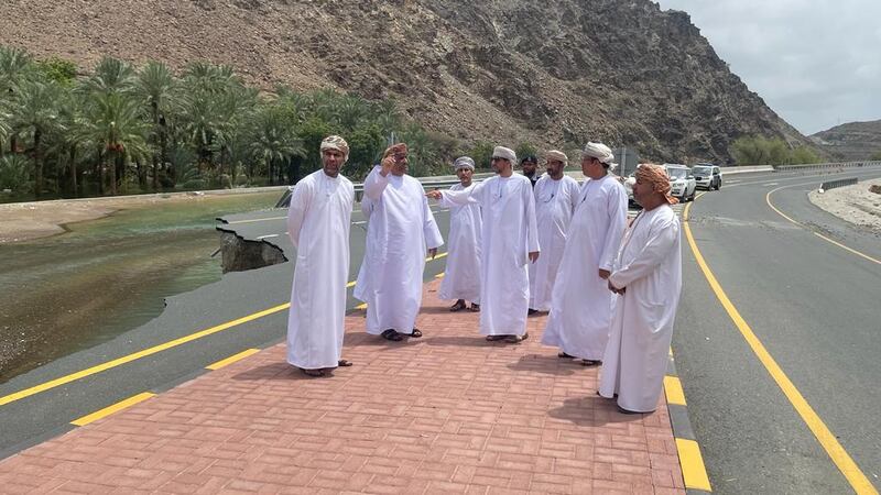 فريق طارئ لإعادة التأهيل الفوري للطرق المتضررة بالأمطار في مسندم