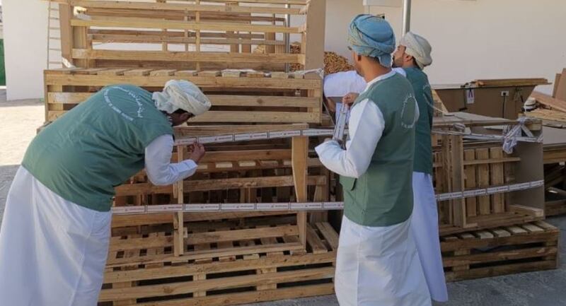 ضبطية جديدة بالصور: يحوِّلون أخشابًا مستعملة إلى أثاث جديد