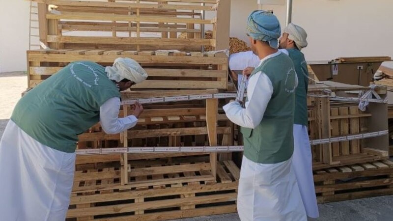 ضبطية جديدة بالصور: يحوِّلون أخشابًا مستعملة إلى أثاث جديد