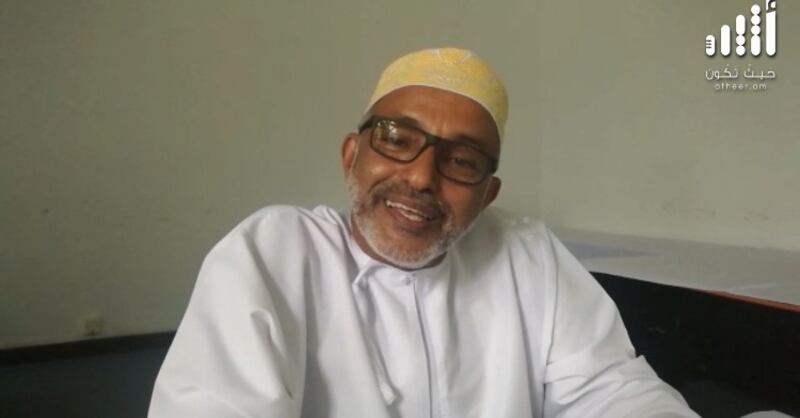 قمريٌ نصفه الآخر في صور العُمانية.. تعرّف على قصته