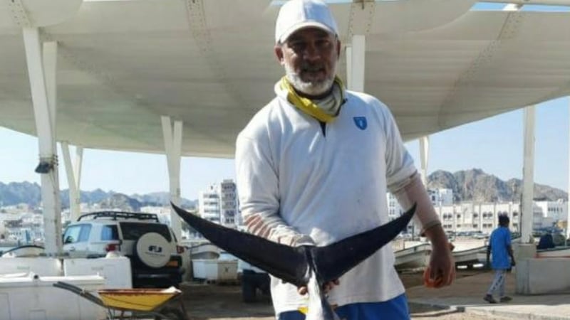 مواطن يصطاد سمكة وزنها أكثر من 100 كغم