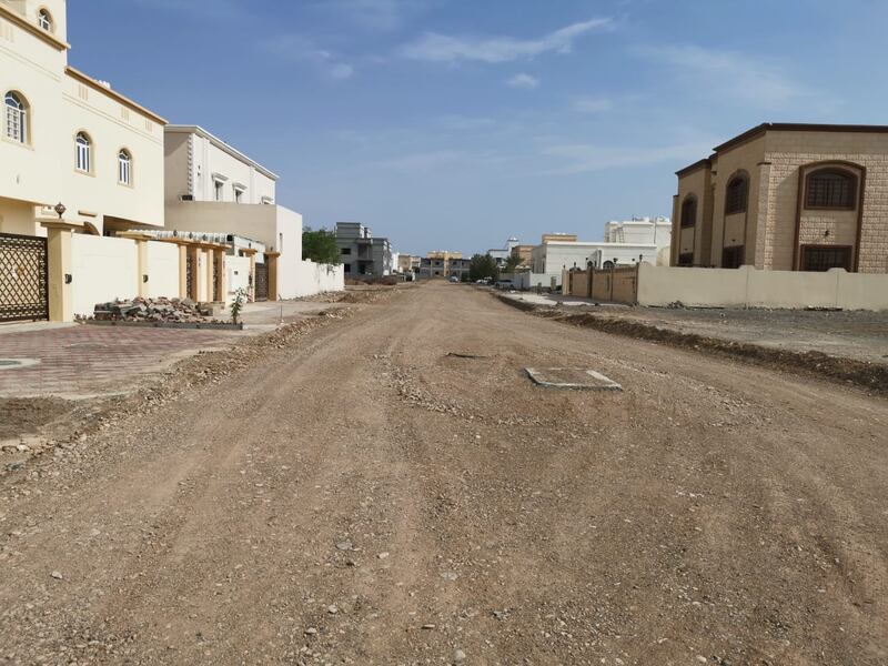 رصف الطرق الداخلية بـ “رابعة المعبيلة الجنوبية” يُثير الأسئلة والاستغراب
