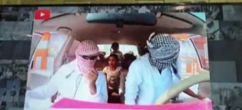 ملثمون روعوا أطفالا عبر مشهد مصور .. والشرطة تقبض عليهم