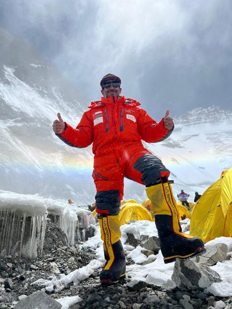حقق إنجازًا عُمانيا وعربيا: مغامر عماني يتحدث عن صعوده لأعلى قمة في العالم