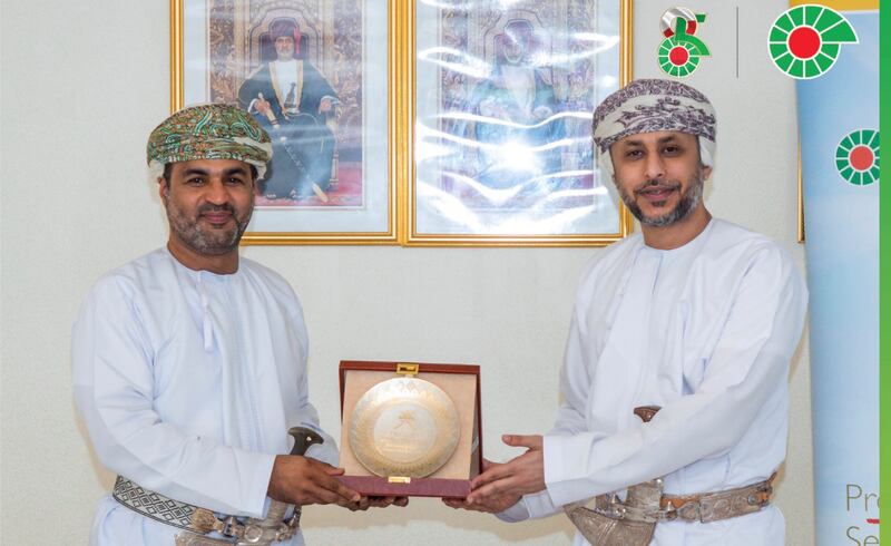 بتمويل من تنمية نفط عمان: توزيع 44 جهاز إنعاش على أندية رياضية