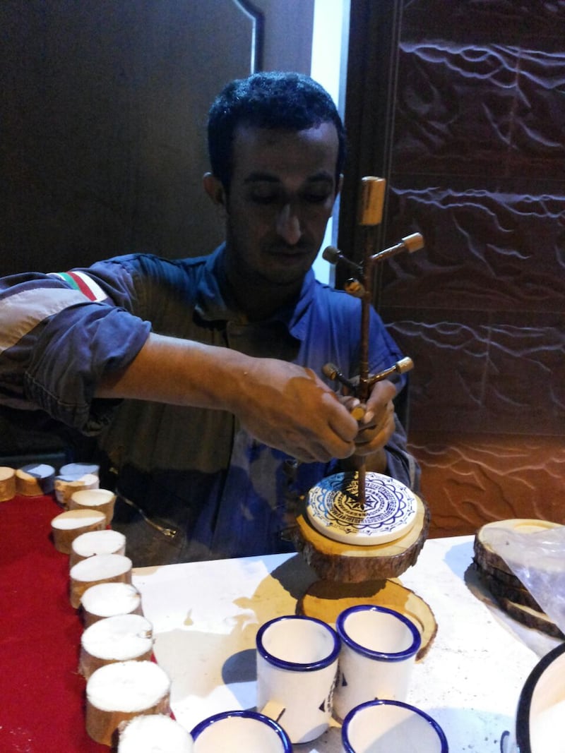 شاب عُماني يجمع بين الطين لصناعة الفخار والماء لإطفاء الحرائق