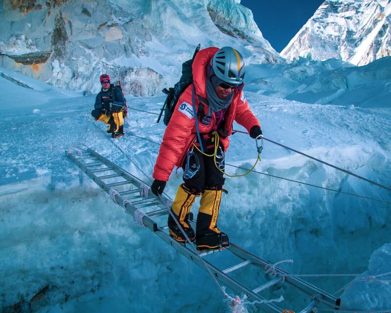 أول عمانية وصلت قمة إيفرست تتحدث عن إنجازها ولمن تهديه