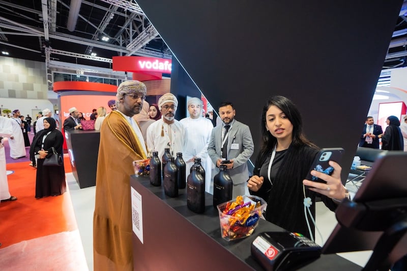 أكثر من 1.3 مليون زبون ينجزون معاملاتهم إلكترونيًا: بنك مسقط يستعرض 3 منتجات رائدة في كومكس 2022