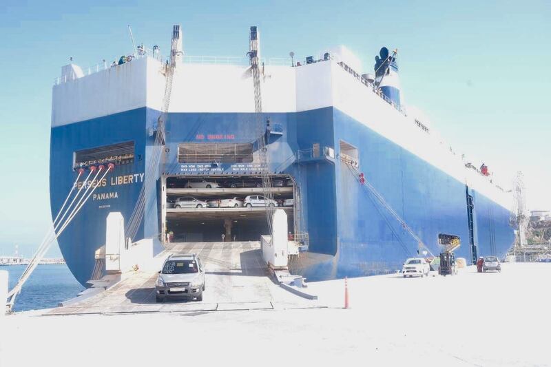 ارتفاع عدد السيارات المشحونة من صلالة إلى اليمن