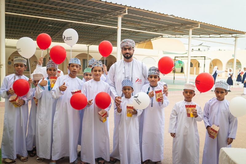 احتفالًا بالعودة للمدارس: فريق ”المها“ التطوعي يزور مدرسة الأمل للصم