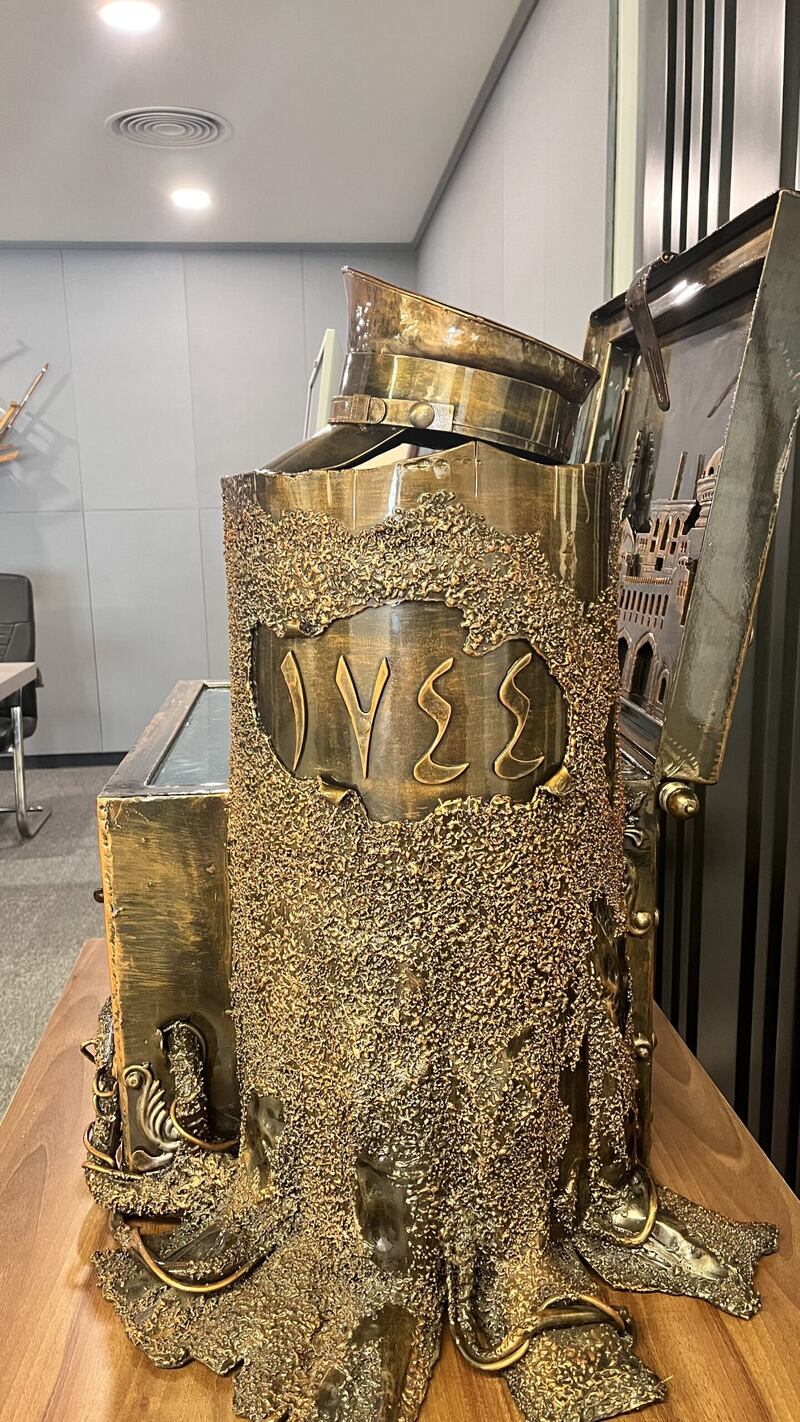 بالصور: “أعز الرجال وأنقاهم” منحوتة فنية فريدة من نوعها