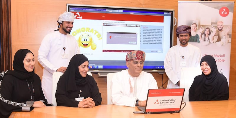 بنك مسقط يجري السحب الشهري على “حول راتبك ” ضمن جوائز ” المزيونة “