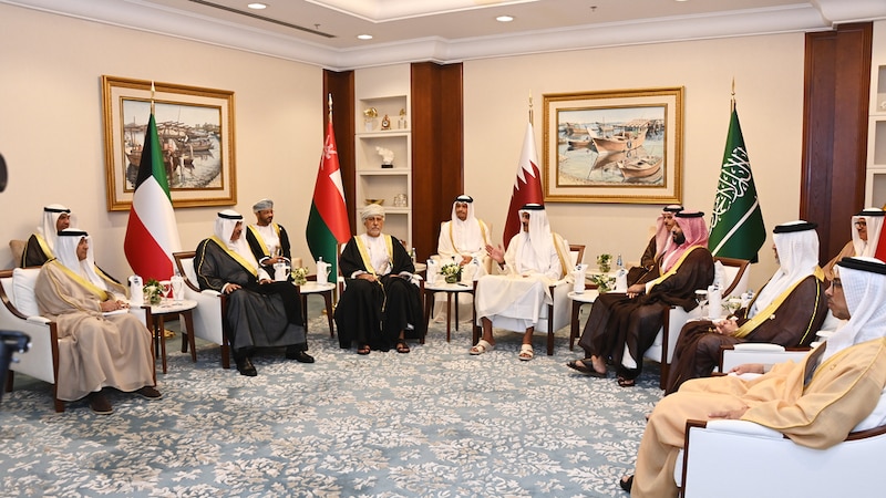 نيابةً عن جلالة السلطان: سمو السيد نائب رئيس الوزراء لشؤون الدفاع يترأس وفد سلطنة عُمان في الدورة الاستثنائية للمجلس الأعلى