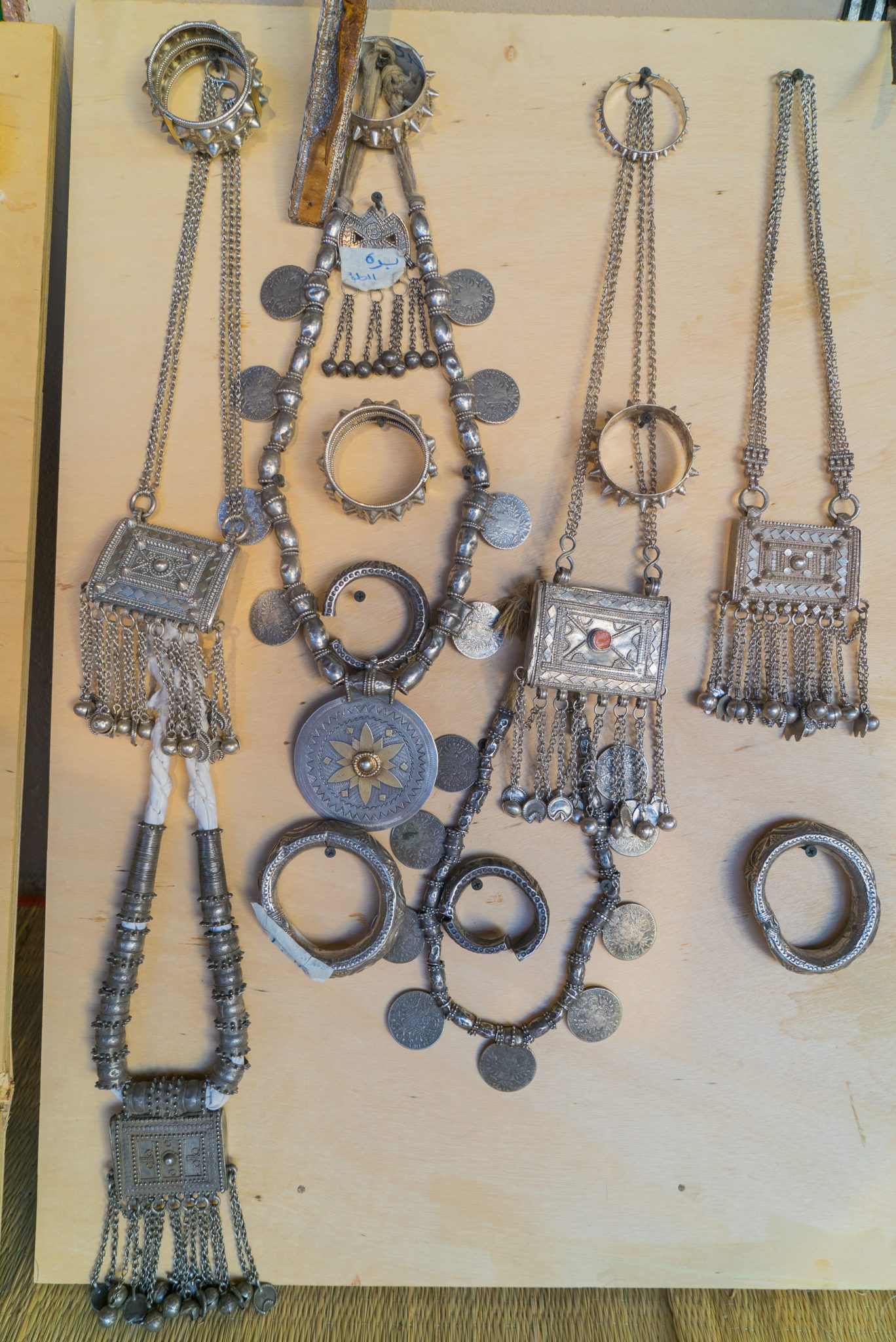 جونو حطّم مقتنياتها وعادت لهوايتها: مواطنة تقتني آثارًا تاريخية منها “بيسة سوداء”