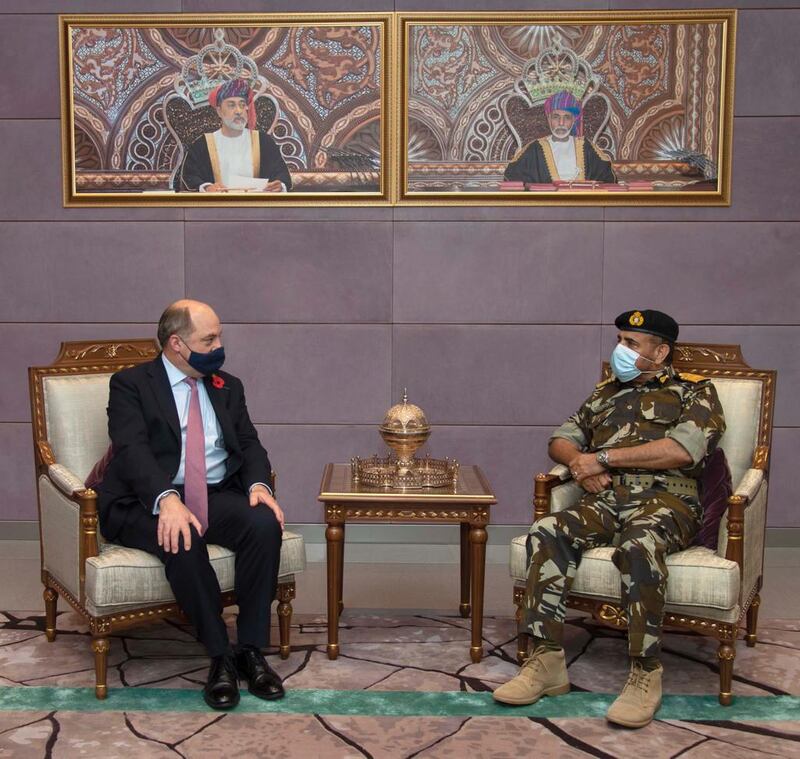 وزير الدفاع البريطاني يصل سلطنة عمان