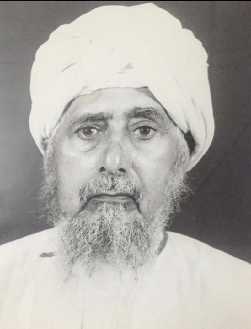 بالصور: مقتنيات كثيرة في خزانة أسرة الشيخ عبد الله بن راشد الطوقي