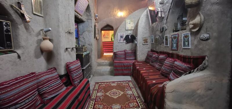 بالصور: عُمانية تُحوّل منزل أسرتها القديم إلى مَعلَمٍ زوّارُه من داخل السلطنة وخارجها