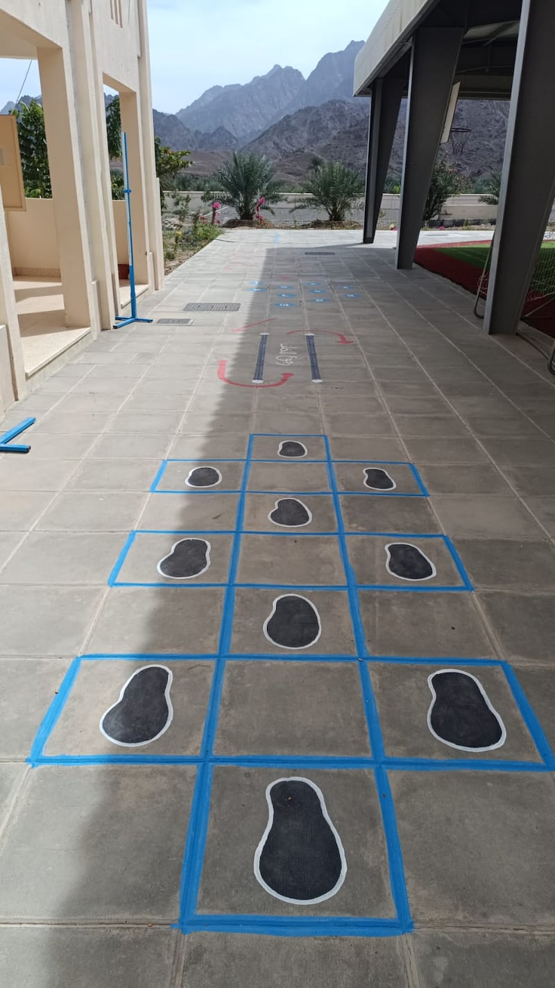 بالصور والفيديو: مدرسة تنشئ مسارًا رياضيًا لرفع المهارات الإدراكية والمعرفية لطلبتها